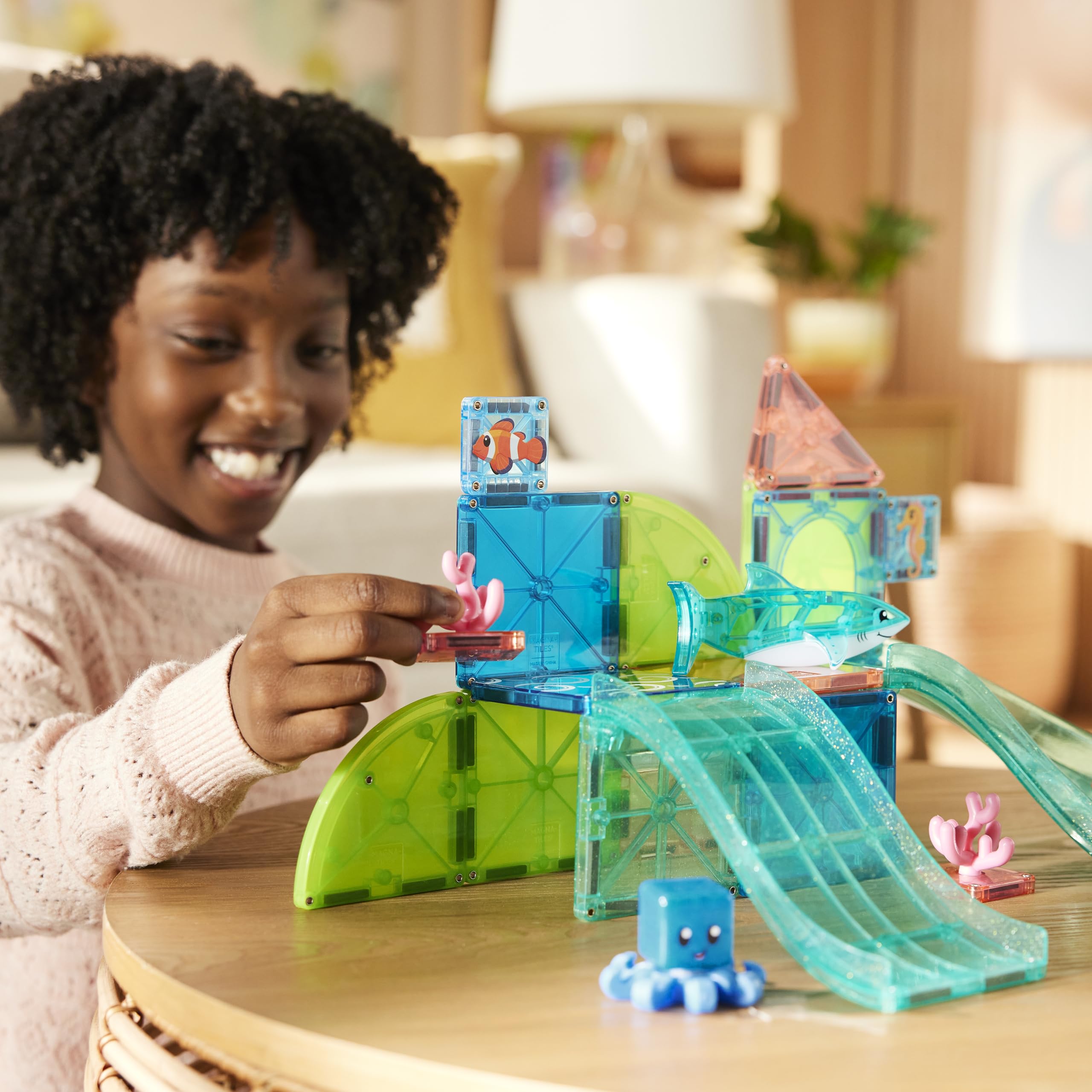 MAGNA-TILES primer plano tentáculos blandos del pulpo, detalle sensorial seguro
