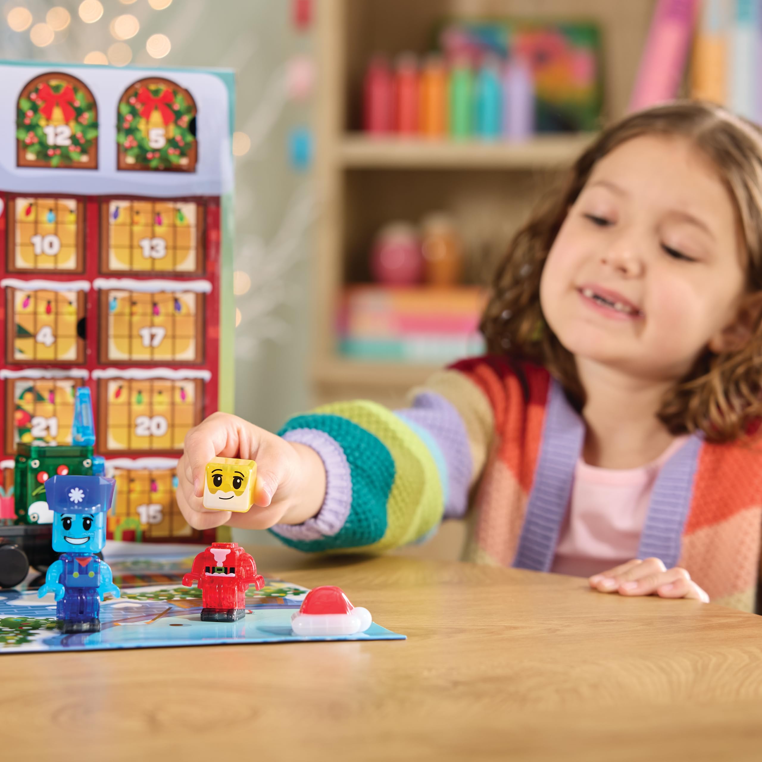 MAGNA-TILES empaque abierto con vía interna que explica uso del microChassis y almacenamiento práctico