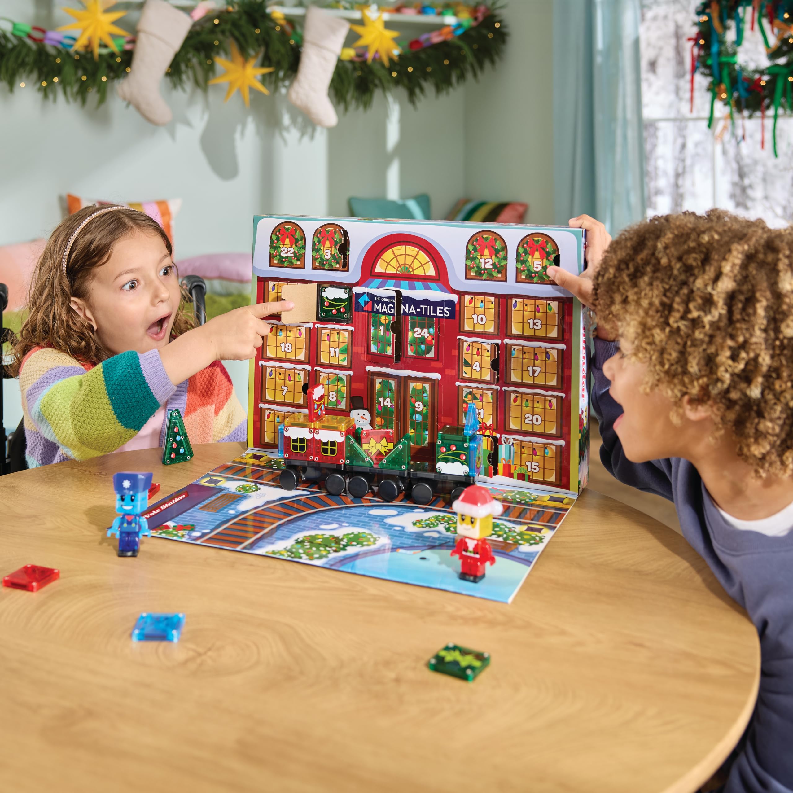 MAGNA-TILES figuras Santa y Conductor con piezas combinables para estimular juego narrativo