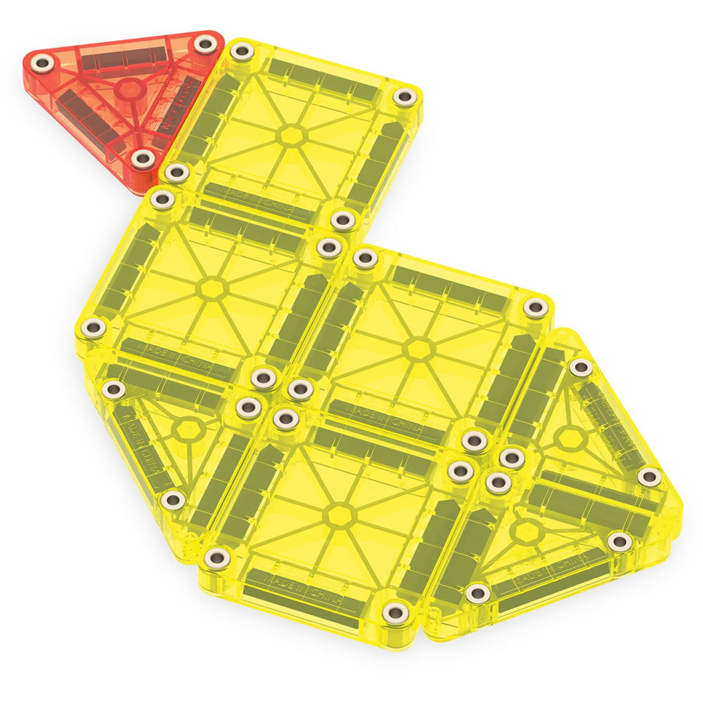 MAGNA-TILES familia jugando en coche con set microMAGS para entretenimiento portátil