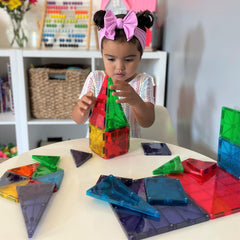 MAGNA-TILES primer plano de triángulos mostrando ensamblaje fácil y precisión