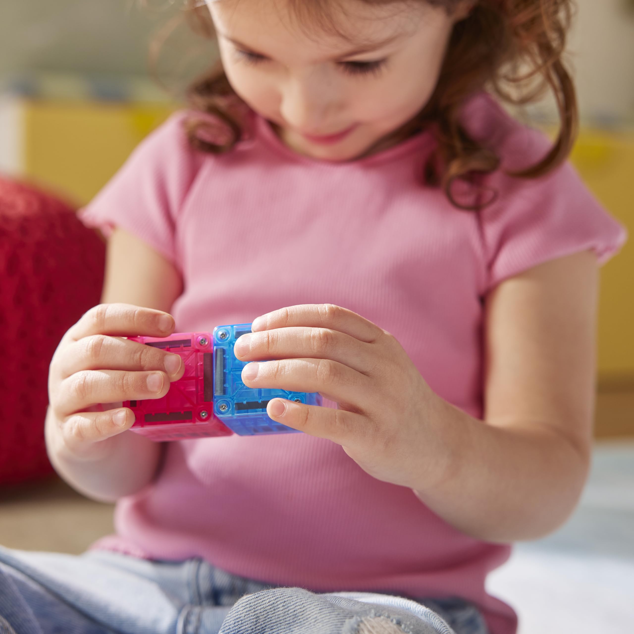 MAGNA-TILES set montado en mesa para juego creativo en casa