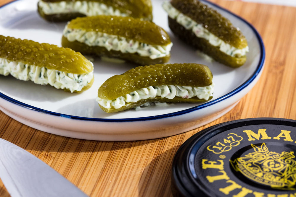 Maille cornichons en ambiente de cocina listos para usar en recetas