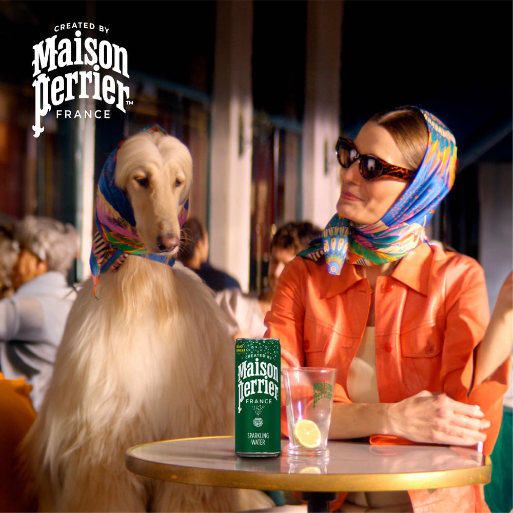 Maison Perrier pack de latas en mesa de reunión para servir invitados