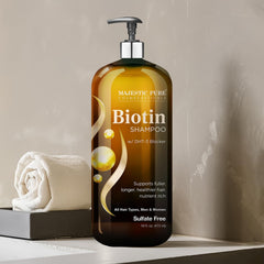 Majestic Pure shampoo en uso bajo la ducha aportando limpieza delicada