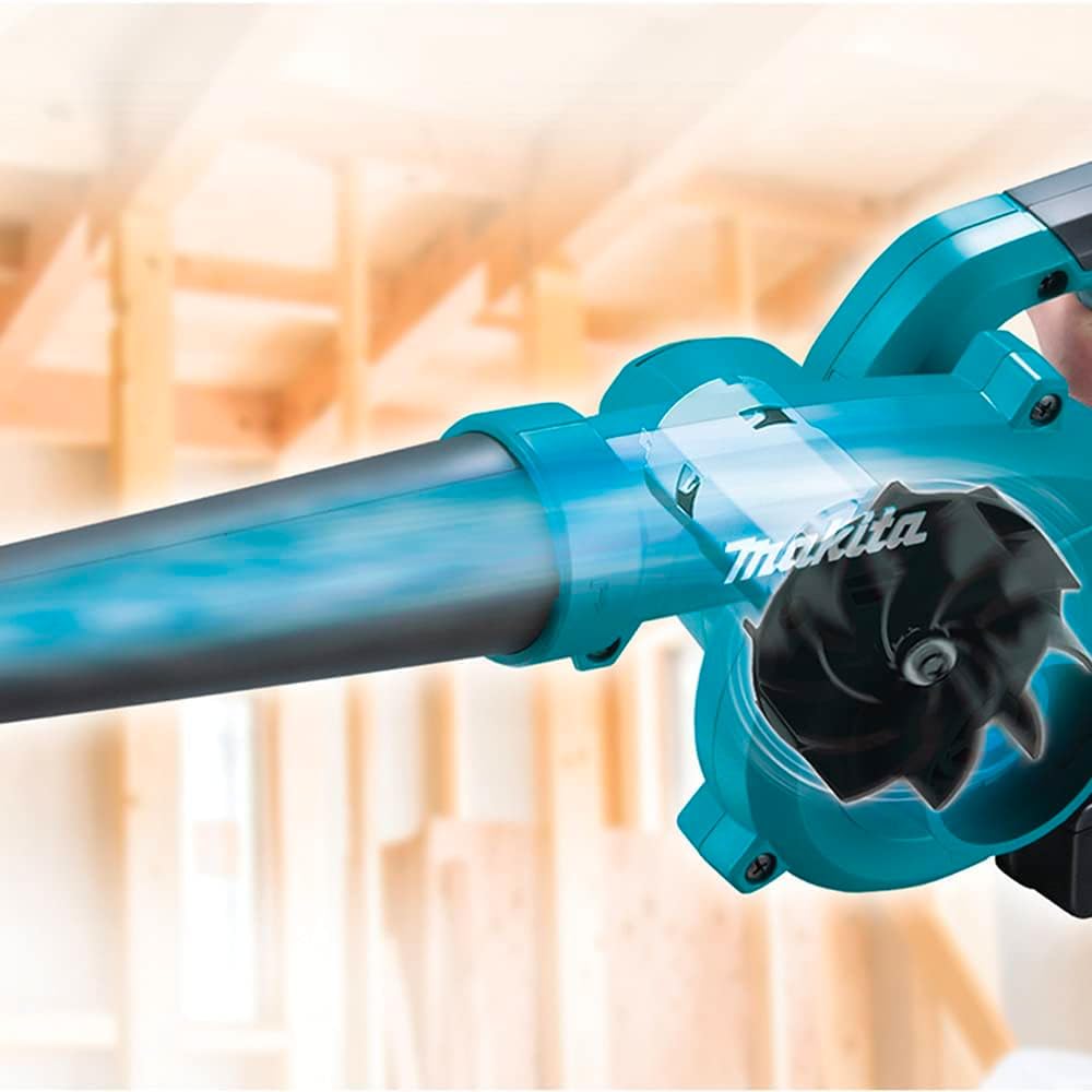 Makita DUB185Z comparación de tamaño junto a una batería para escala
