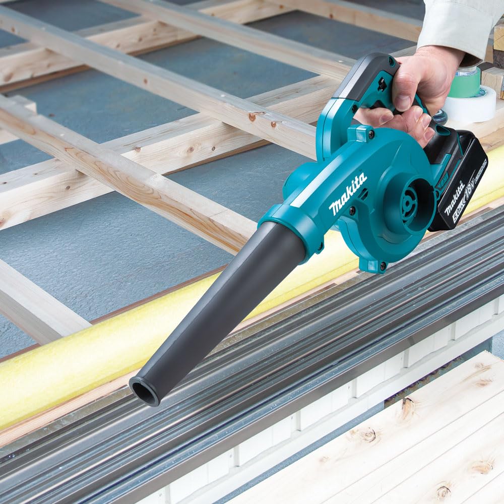 Makita DUB185Z con bolsa de recogida acoplada demostrando función aspirado