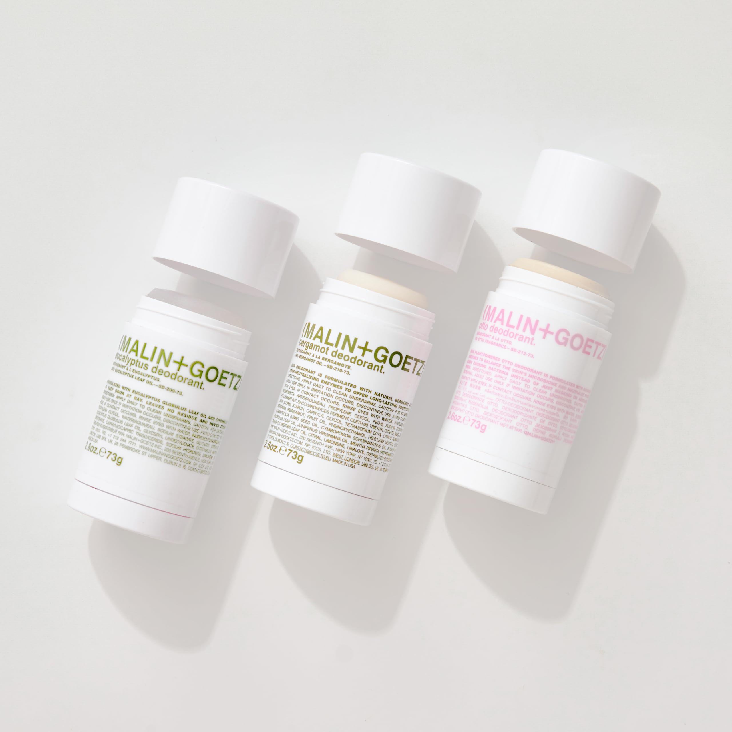 MALIN+GOETZ desodorante eucalipto en baño minimalista, estilo y cuidado personal