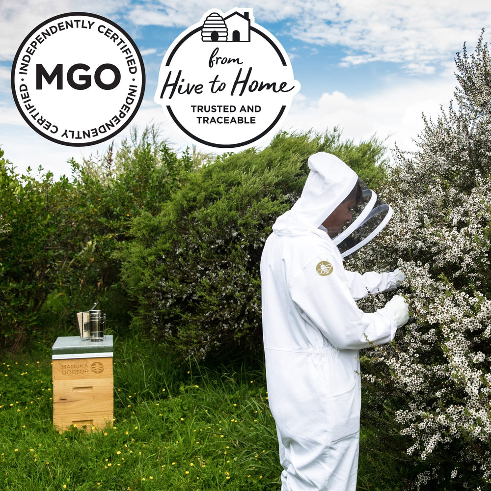 Manuka Doctor cerca de flores de Manuka, origen monofloral visible