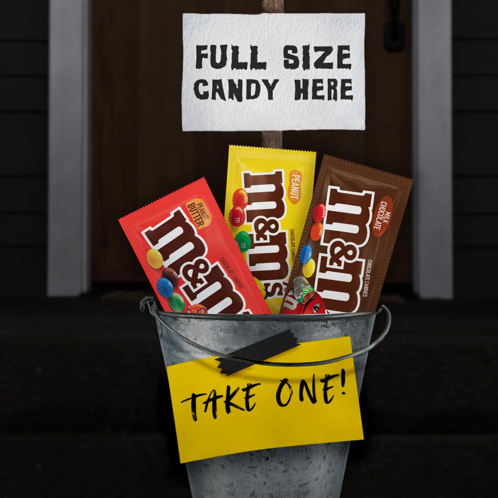 Mars M&M'S mano sosteniendo una bolsa para mostrar tamaño real y porción individual