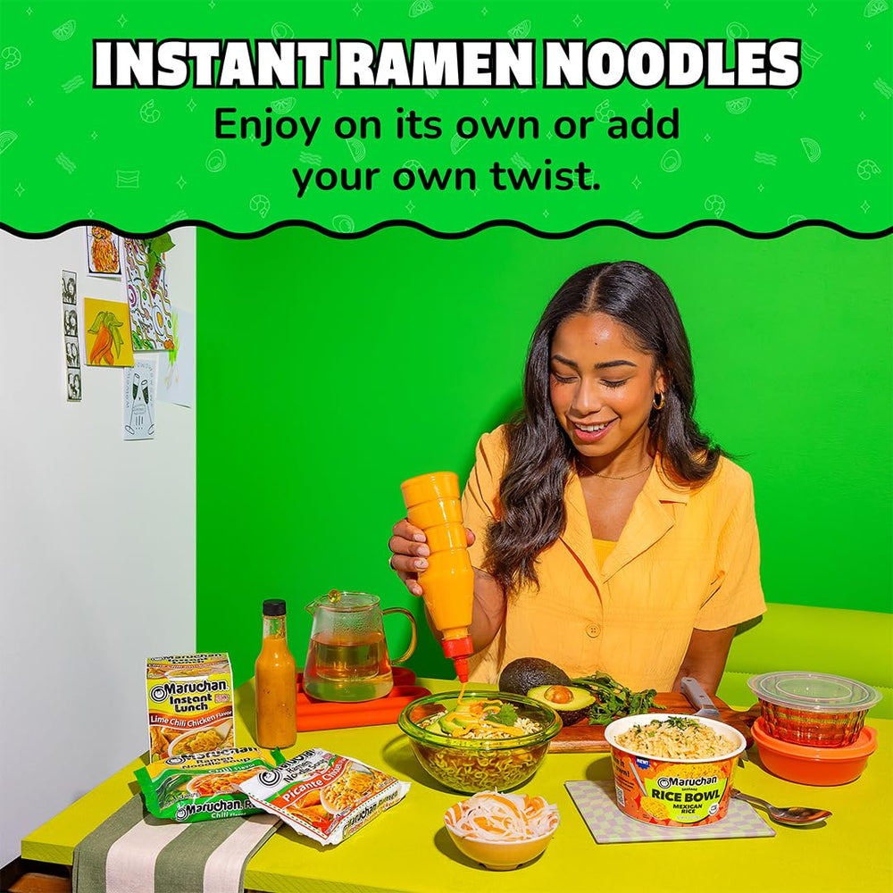 Sobre de condimento Maruchan Picante Chicken abierto que potencia el sabor picante
