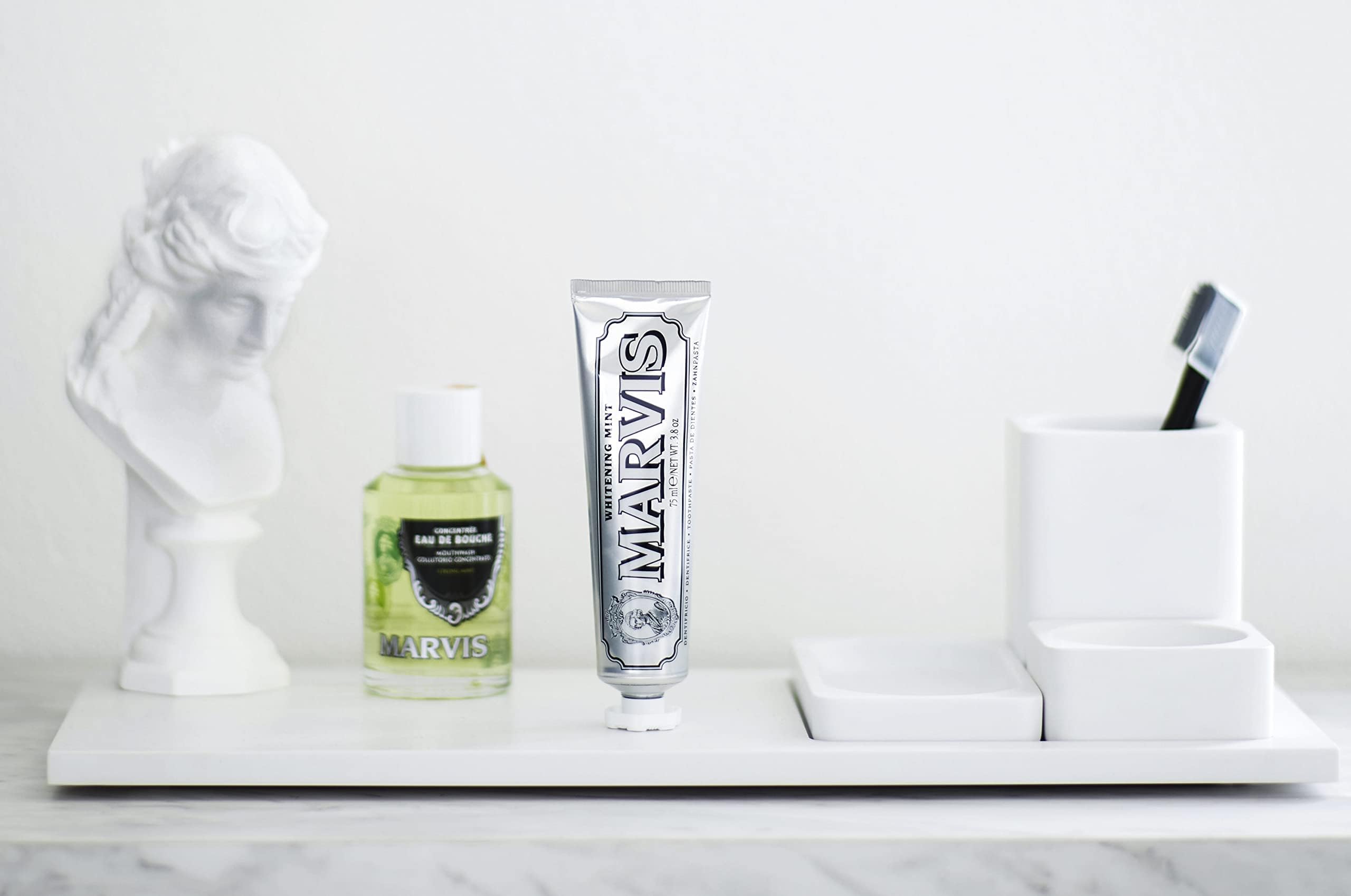 Marvis en ambiente de baño elegante para rutina diaria cuidada
