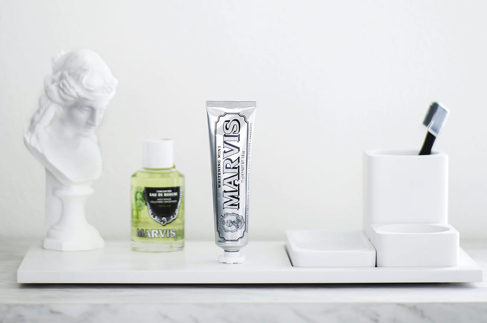 Marvis en ambiente de baño elegante para rutina diaria cuidada