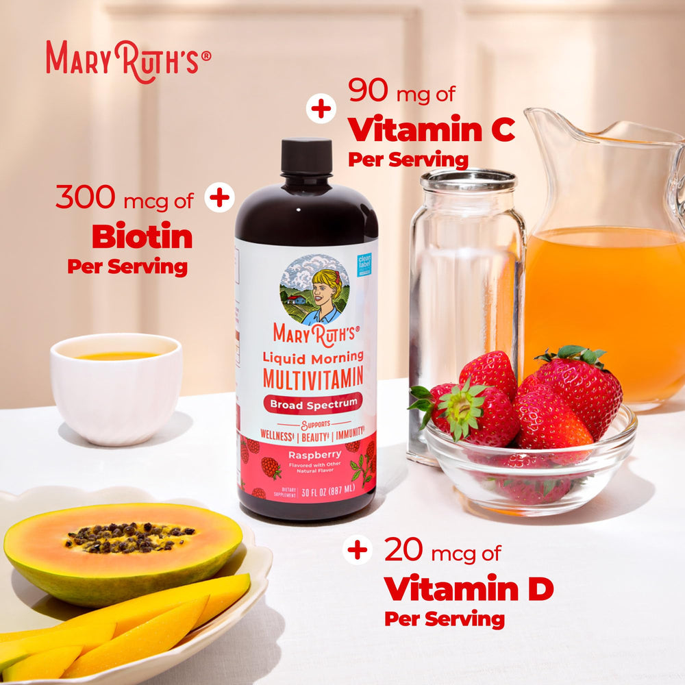 MARYRUTH'S madre dando multivitamínico líquido a un niño con sonrisa