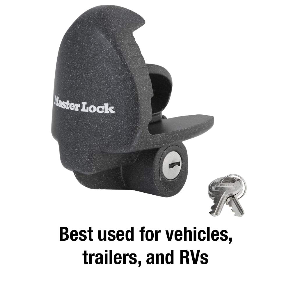 Master Lock candado protegiendo un RV mostrando seguridad en uso nocturno