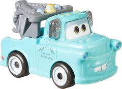 Mattel coches en manos de niño recreando escenas y fomentando imaginación