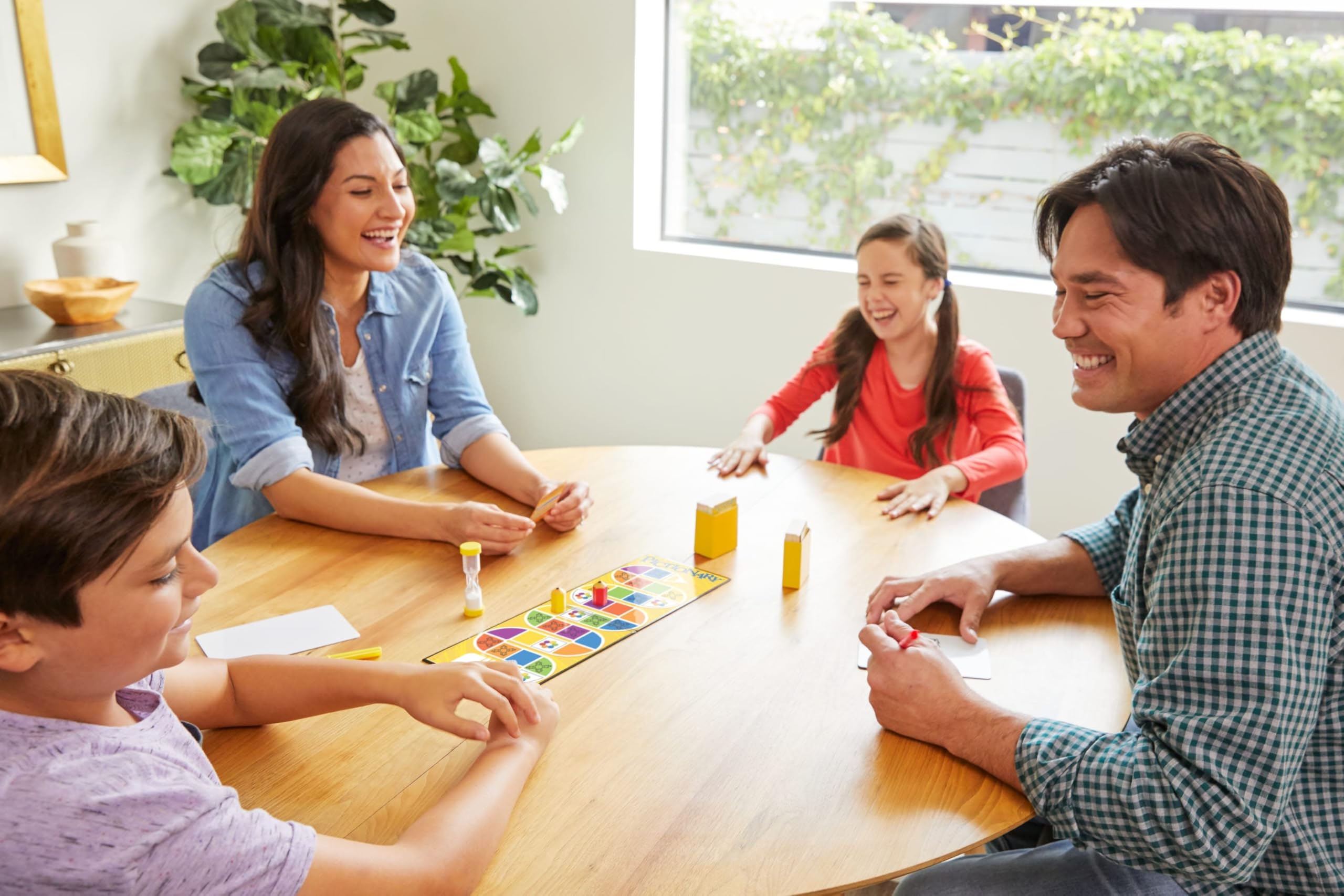 Mattel Games componentes: tarjetas, tablero y fichas listos para jugar