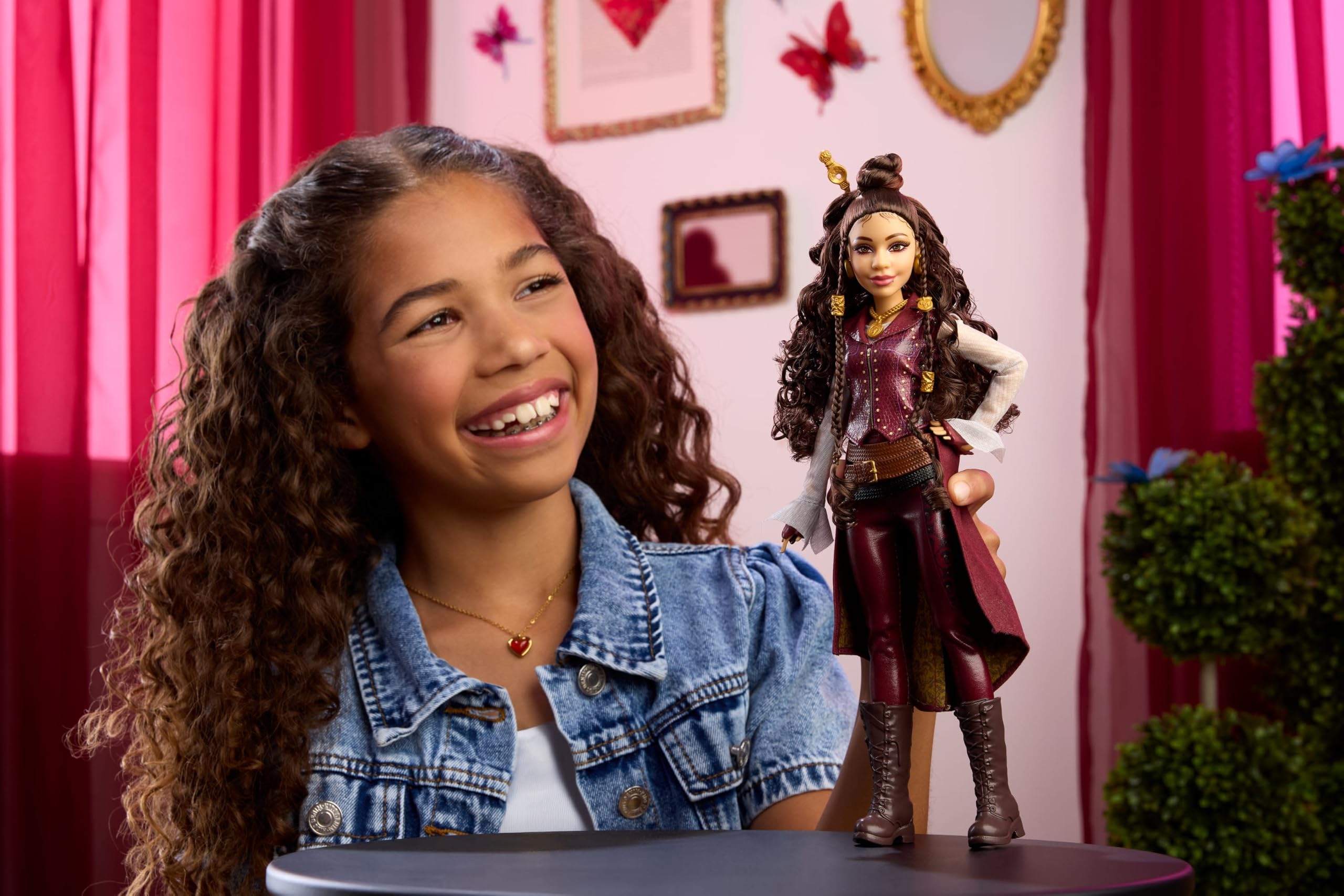 Mattel Hazel Hook detalle del peinado rizado con acentos dorados que mejora el realismo