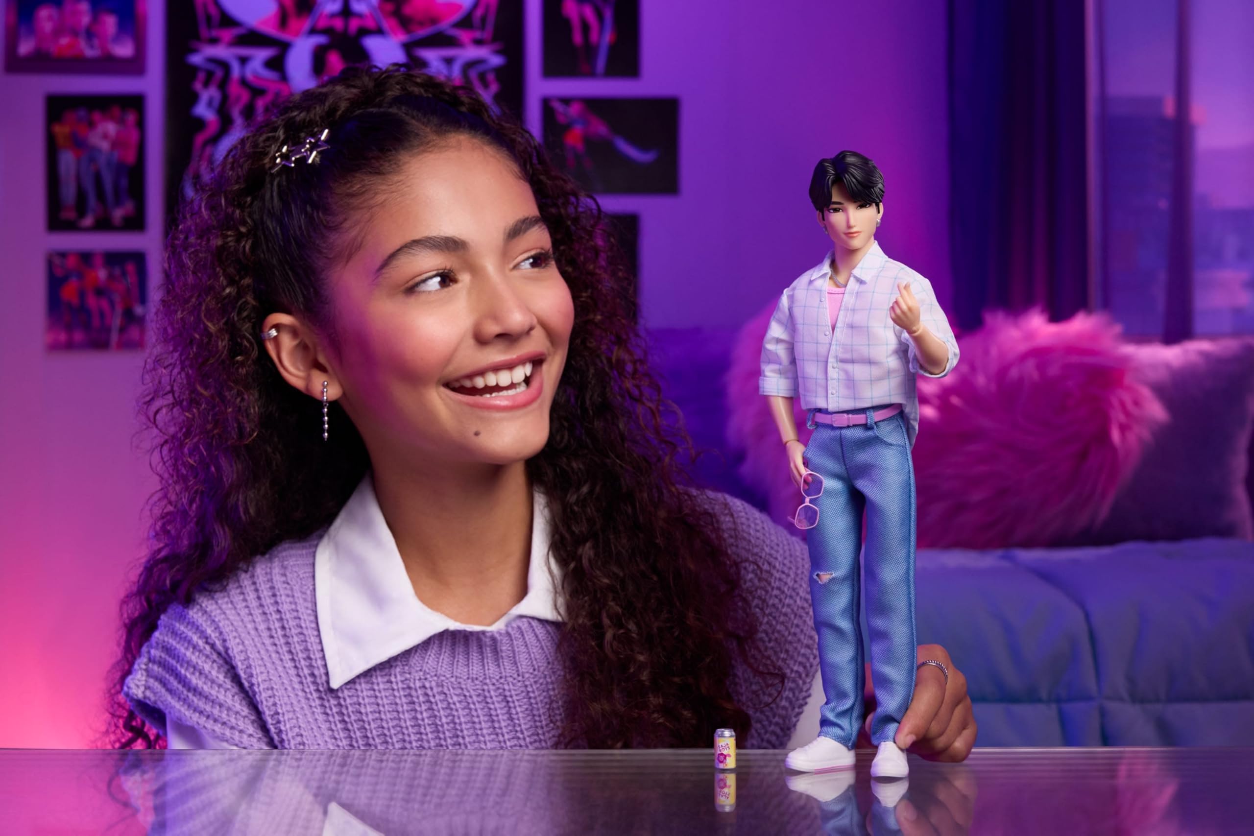 Mattel Jinu detalle de ropa, muestra textura y costuras de alta calidad