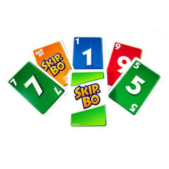 Mattel personas jugando Phase 10 y Skip-Bo en mesa, entretenimiento multigeneracional