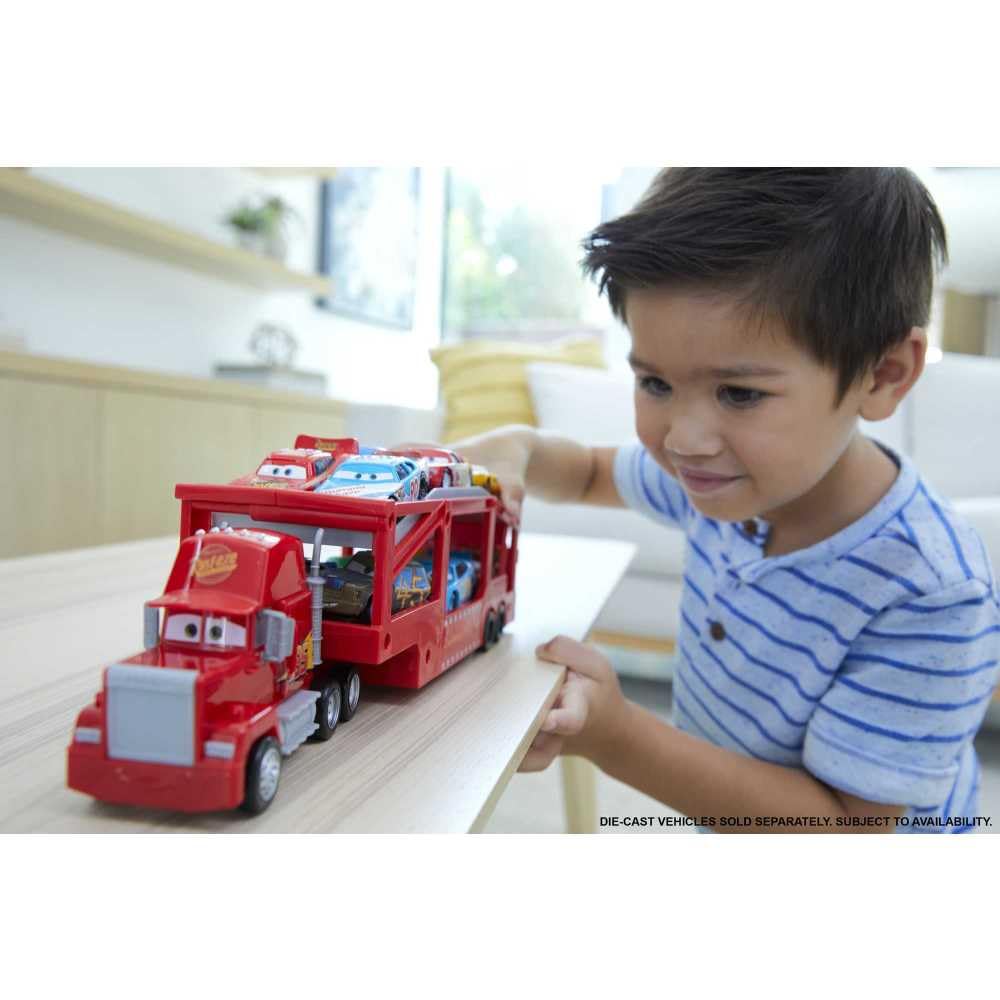 Mattel Mack Hauler vista lateral con remolque destacando capacidad para coches
