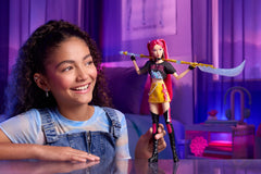 Mattel Mira primer plano del cabello largo rosa mostrando textura y peinado brillante