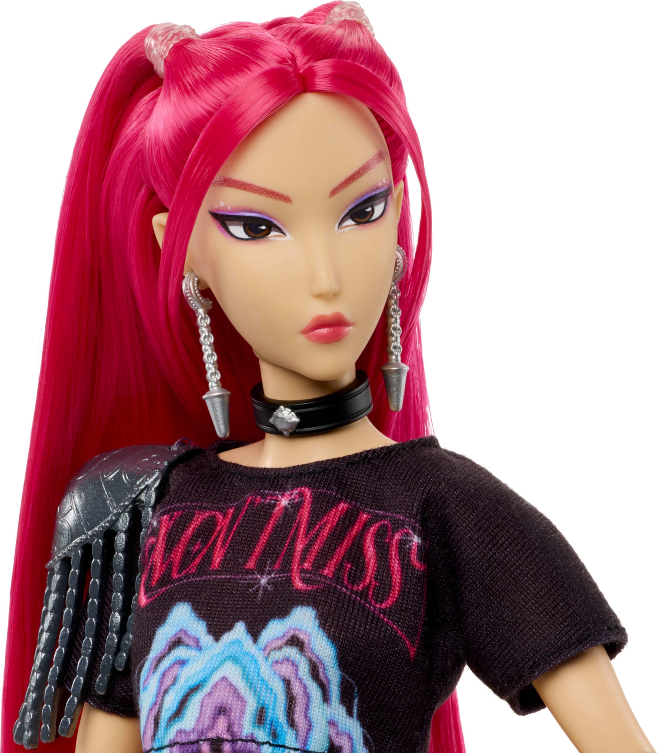 Mattel Mira sosteniendo la espada Curved Moon que añade dramatismo y juego creativo