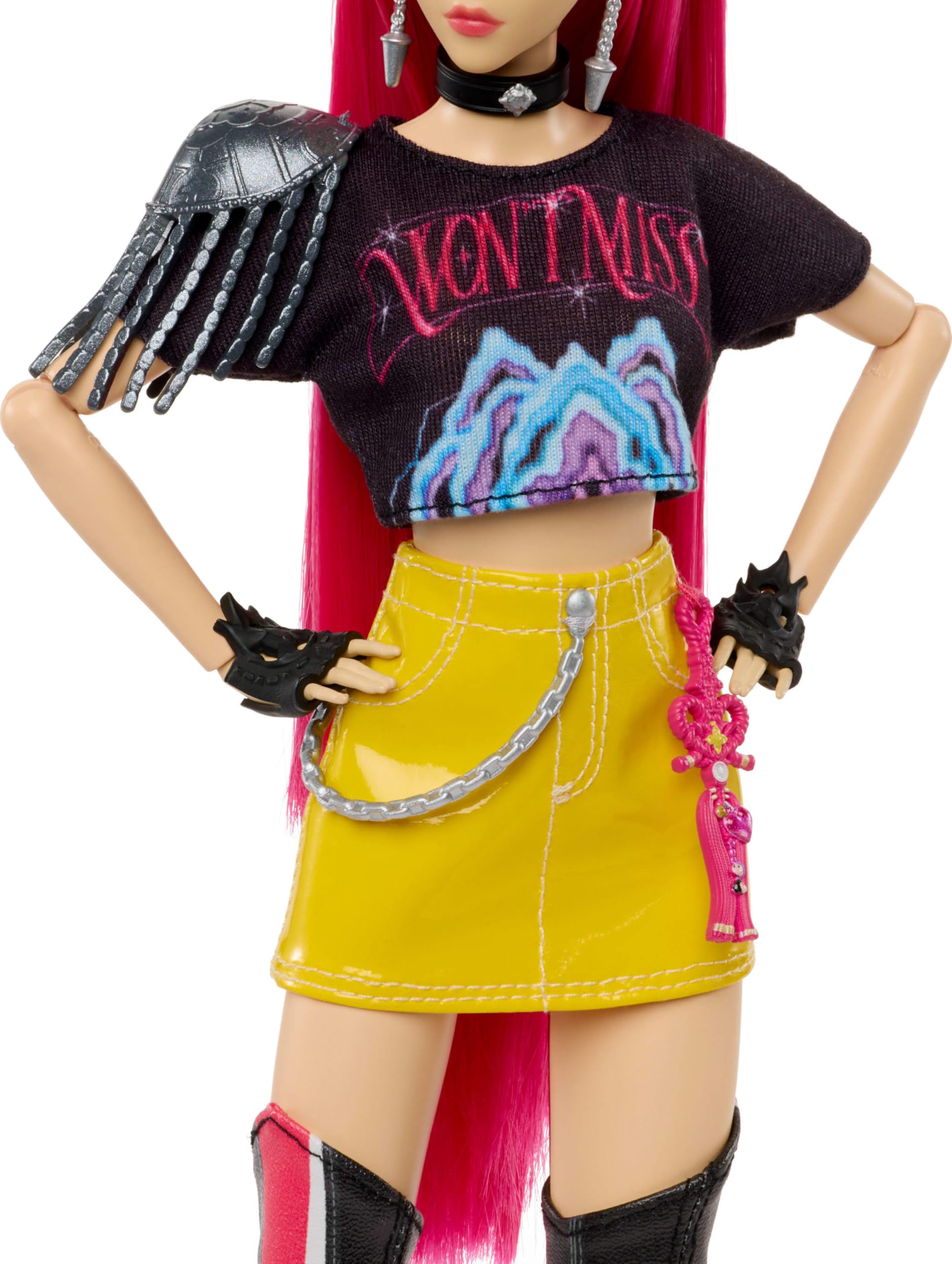 Mattel Mira detalle del top con hombreras, cinturón de cadena y amuleto norigae