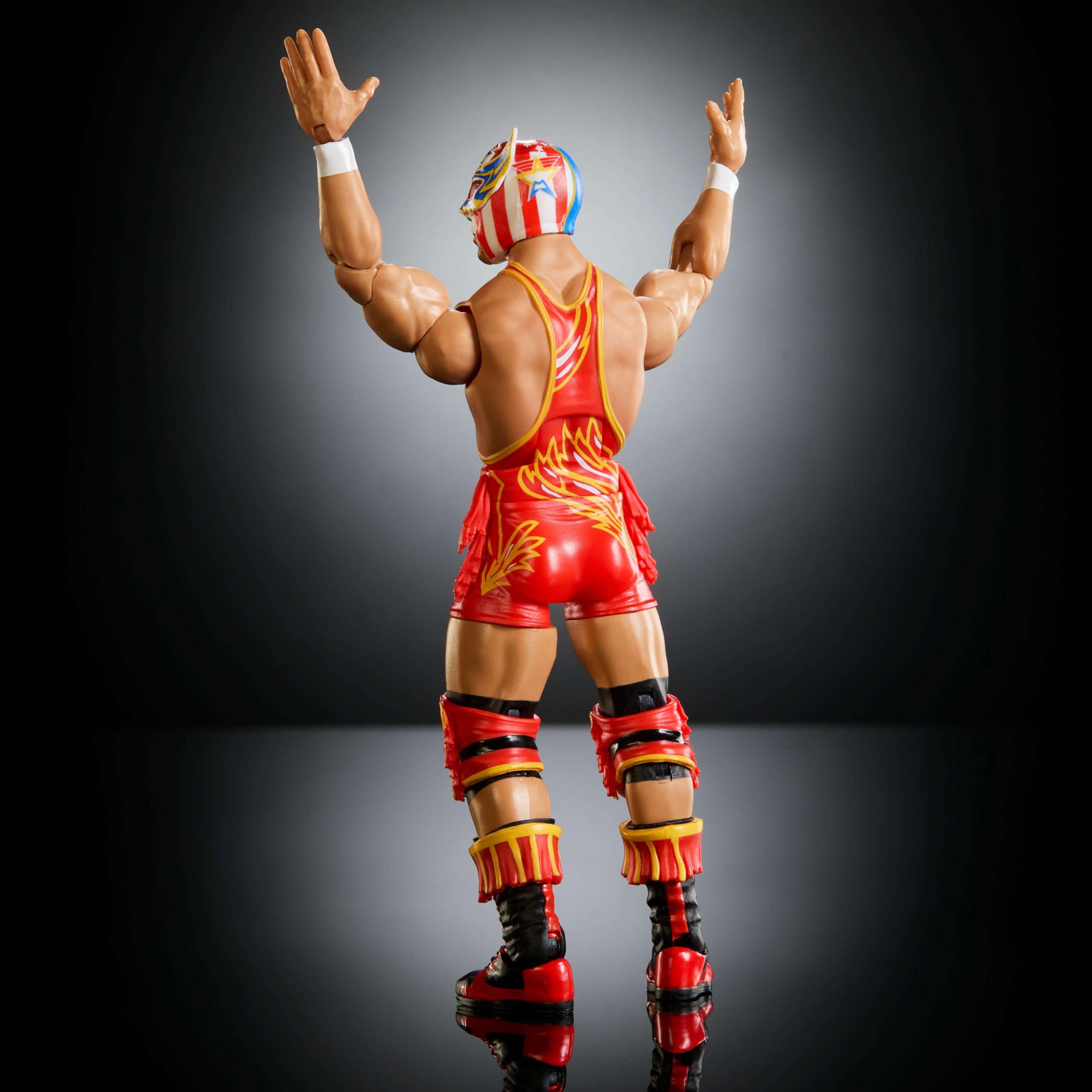 Mattel figura frente a una mano para comparar escala y tamaño real