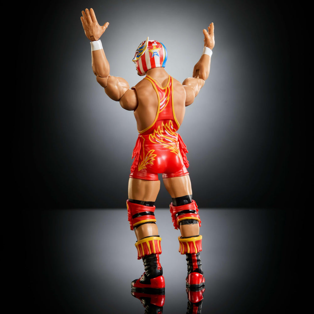Mattel figura frente a una mano para comparar escala y tamaño real