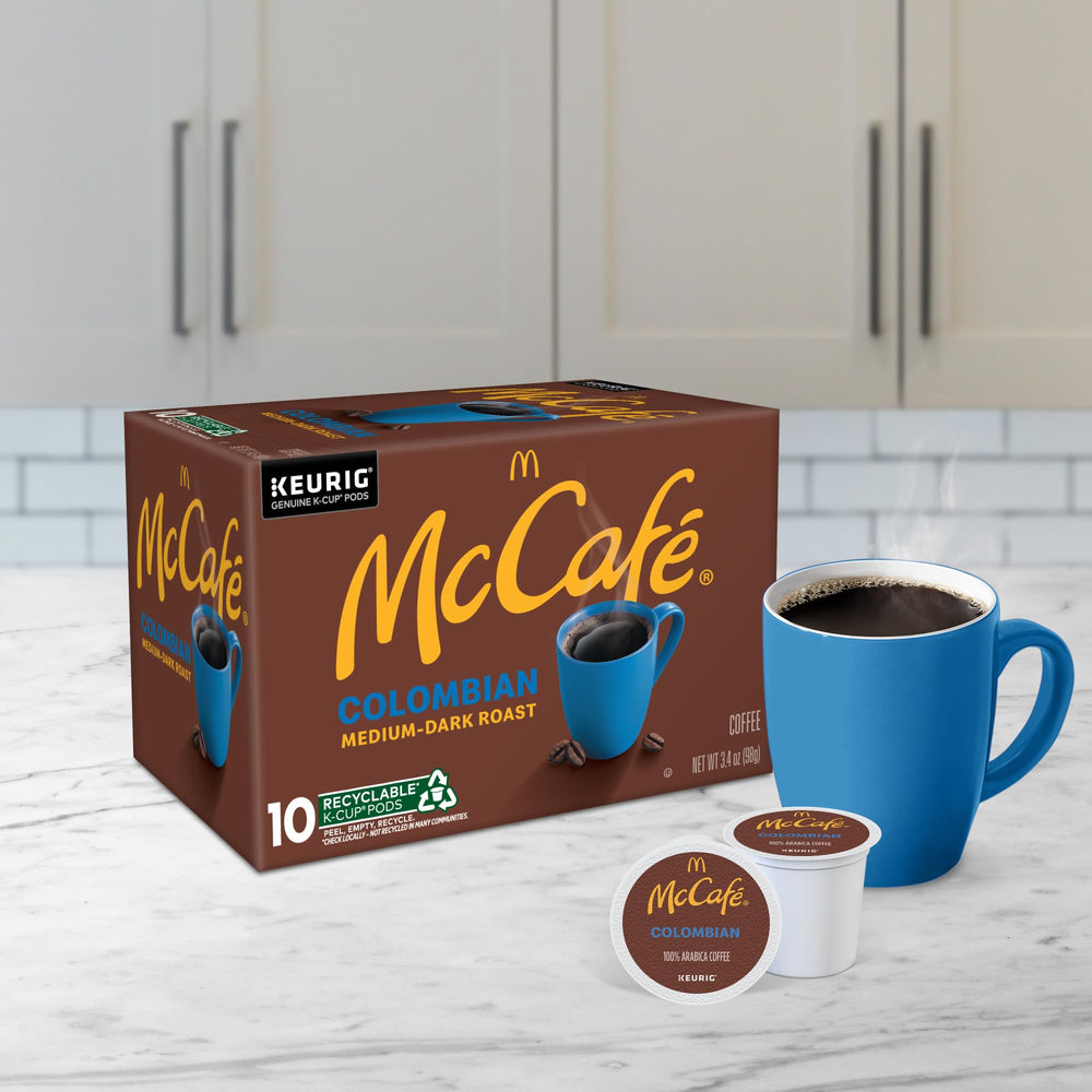 McCafé cápsula inserta en cafetera Keurig demostrando compatibilidad práctica
