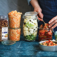 McCormick especias enteras y troceadas sobre mesa resaltando ingredientes clave