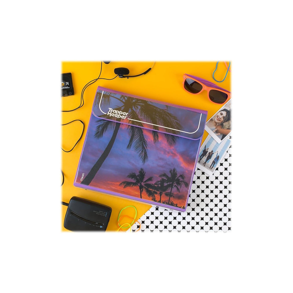 Mead Trapper Keeper dentro de una mochila para uso escolar y traslado seguro