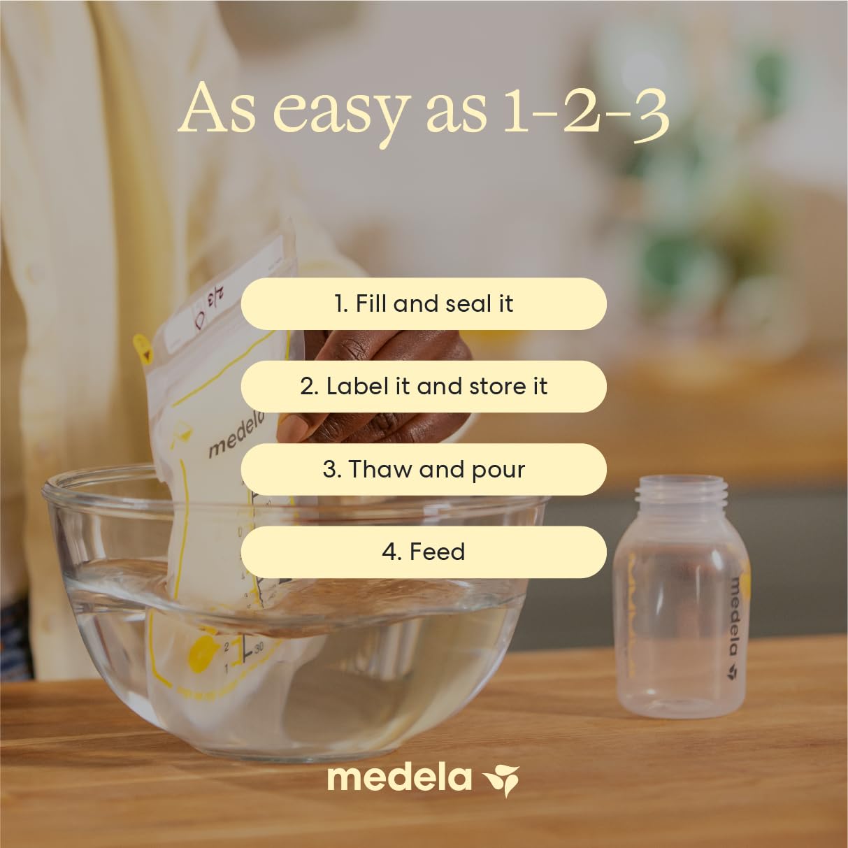 Medela bolsa en uso vertiendo leche en tetero sin contaminar