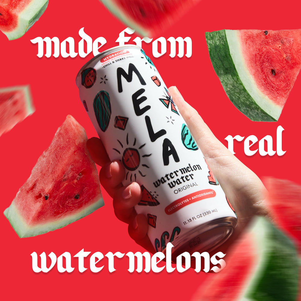 Mela Water lata junto a una botella para comparar tamaño práctico y portable