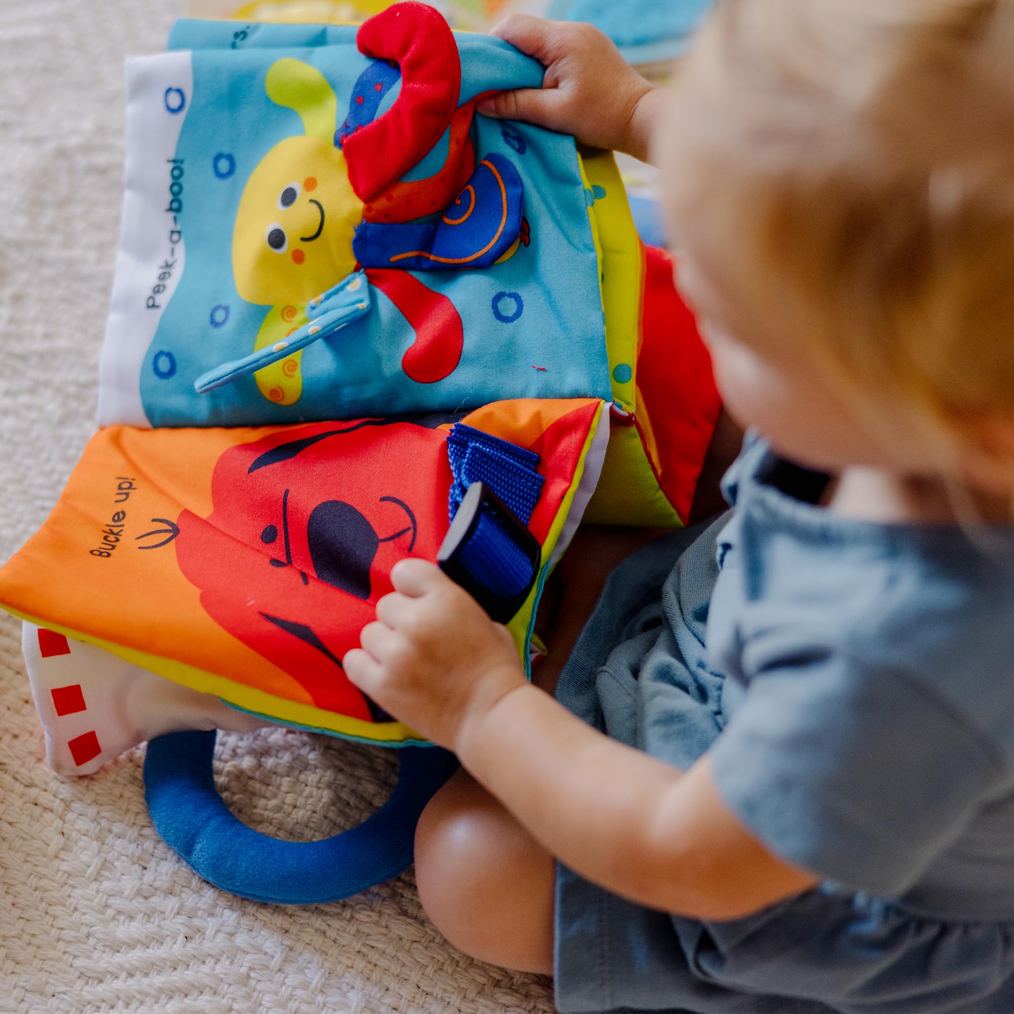 Melissa & Doug comparación de tamaño con una mano para mostrar escala portátil
