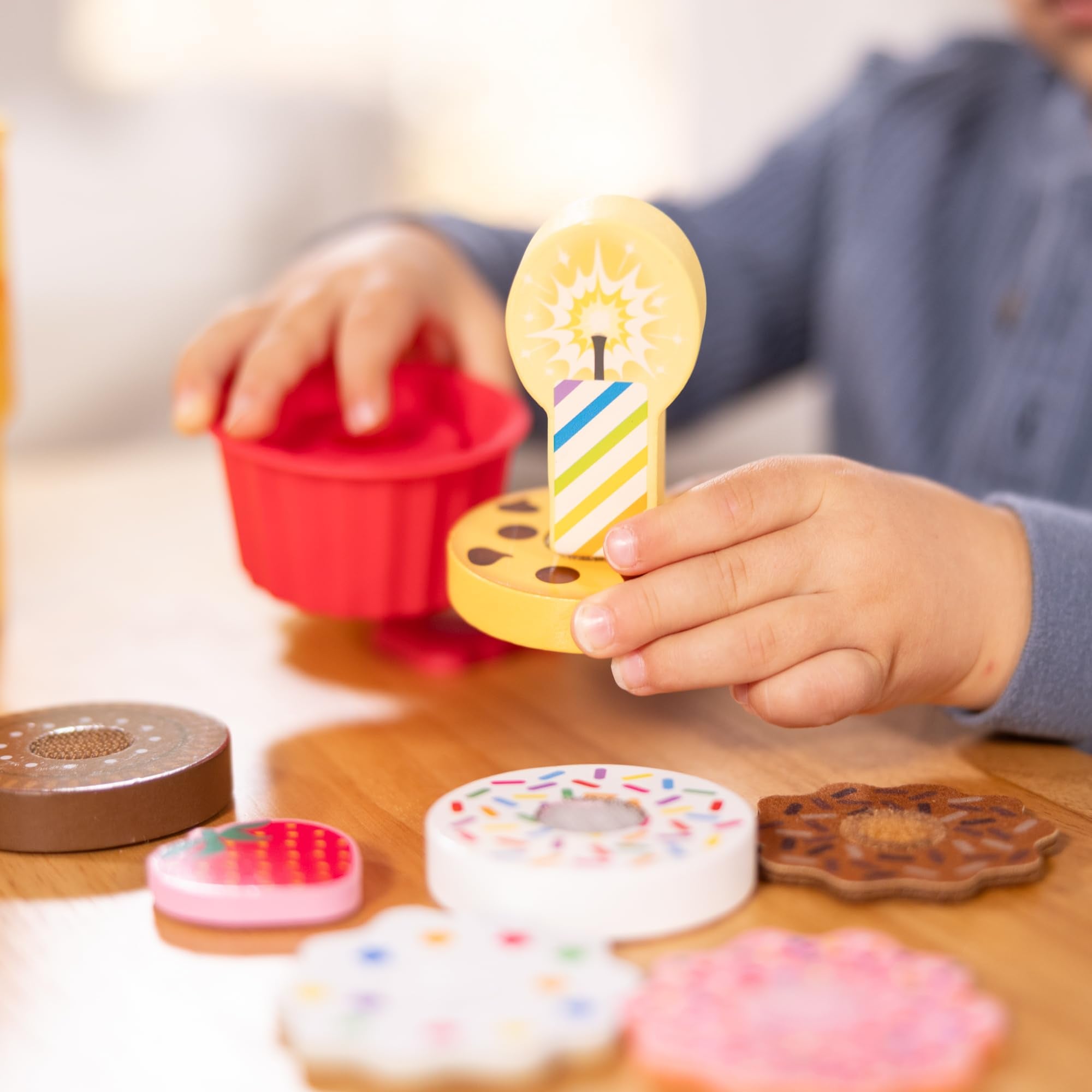 Melissa & Doug comparación de tamaño mostrando escala y fácil transporte