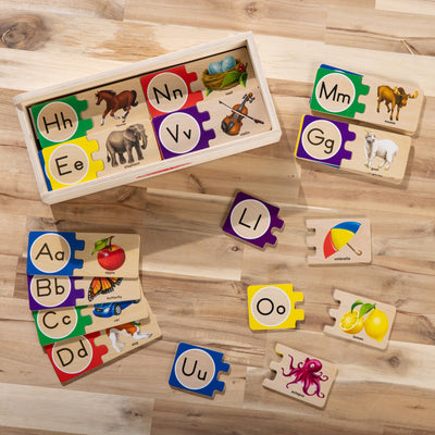 Melissa & Doug comparación de tamaño de pieza con mano para referencia