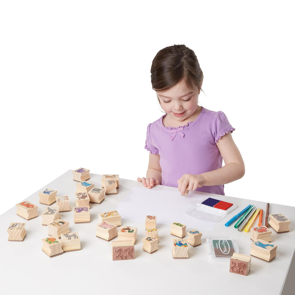 Melissa & Doug comparación de tamaño con la mano para mostrar dimensiones del sello