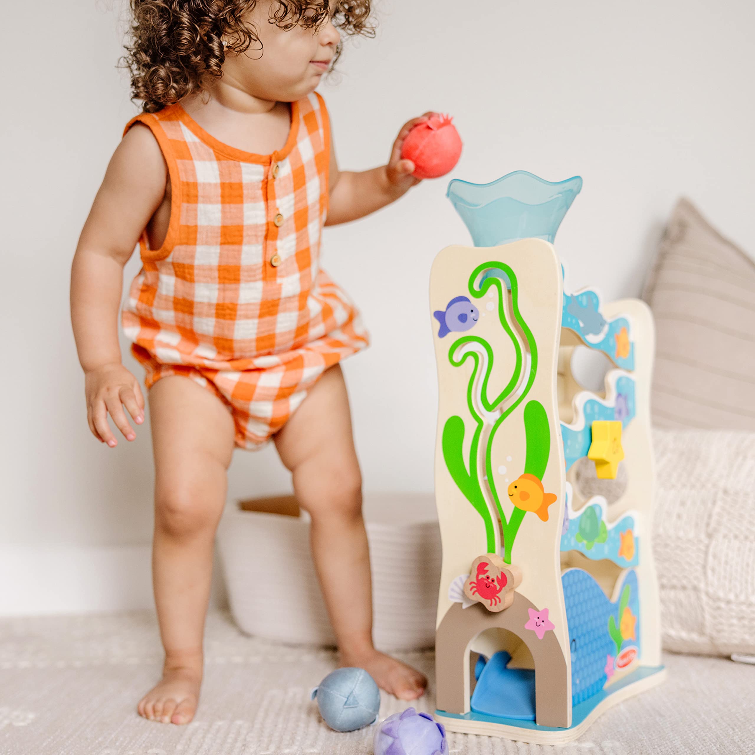 Melissa & Doug embudo extraíble en primer plano, interacción y causa-efecto