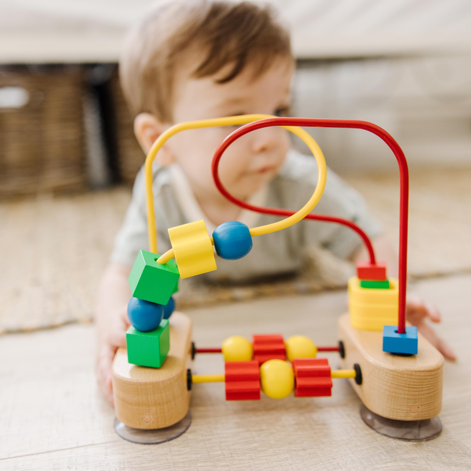 Melissa & Doug uso en el suelo con niño, estimula juego independiente