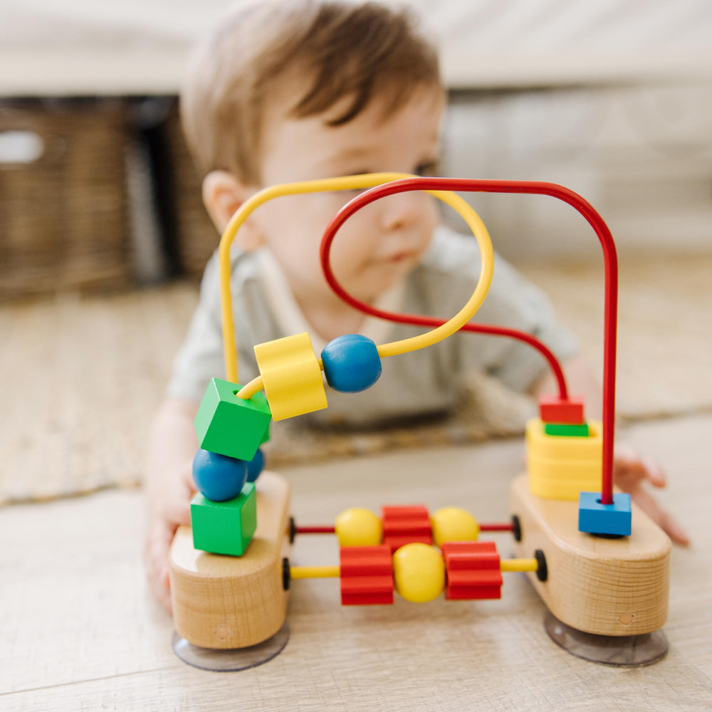 Melissa & Doug uso en el suelo con niño, estimula juego independiente