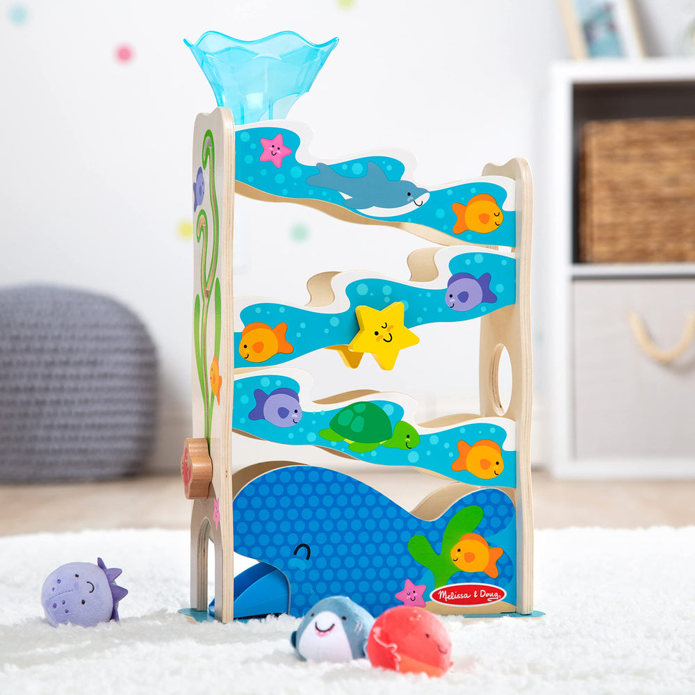 Melissa & Doug niños usando el tobogán en sala, juego imaginativo guiado