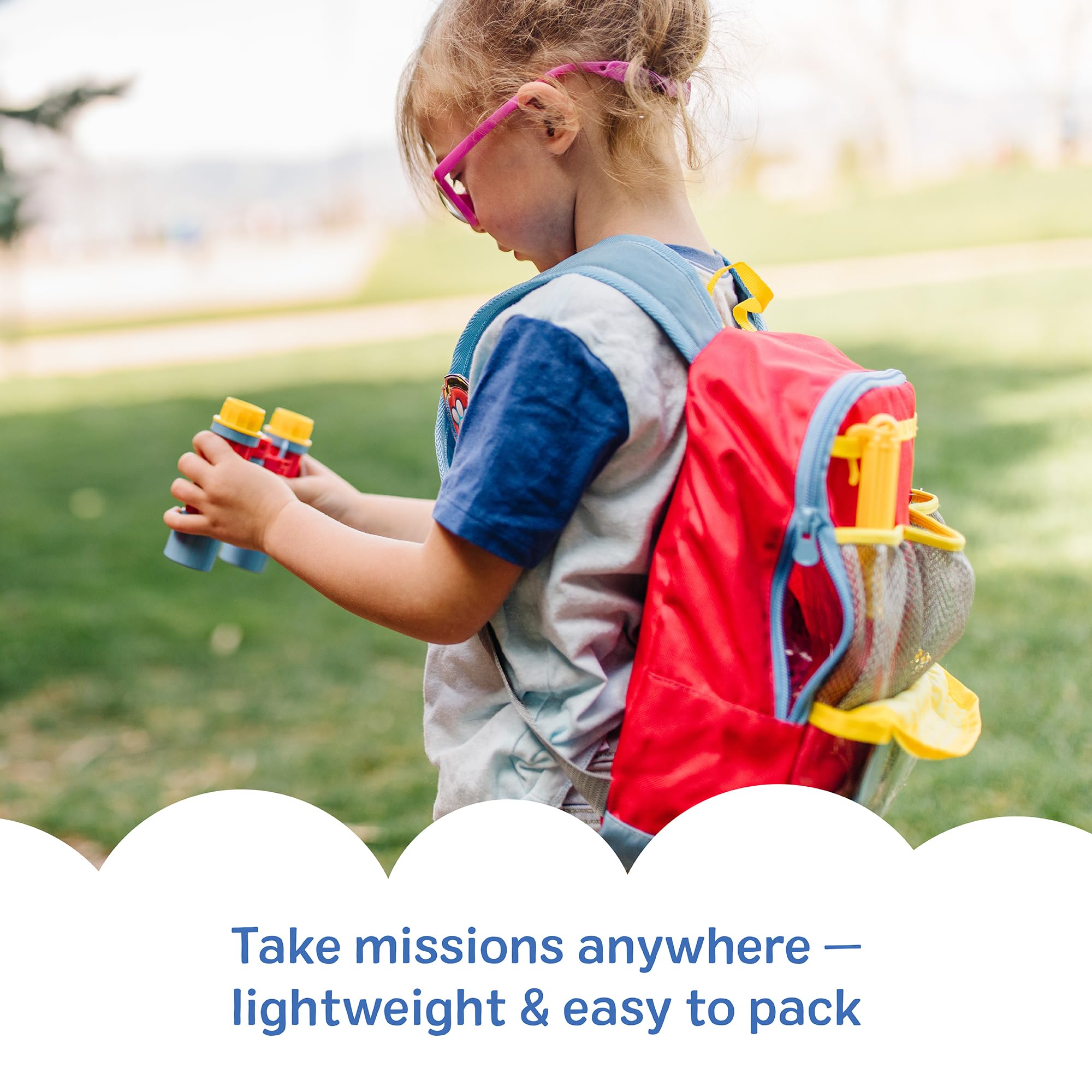 Melissa & Doug comparación de tamaño mostrando la mochila apta para niños
