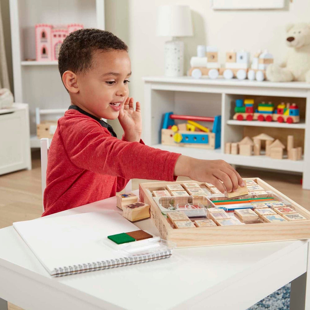Melissa & Doug primer plano de sellos de madera mostrando textura y diseños claros