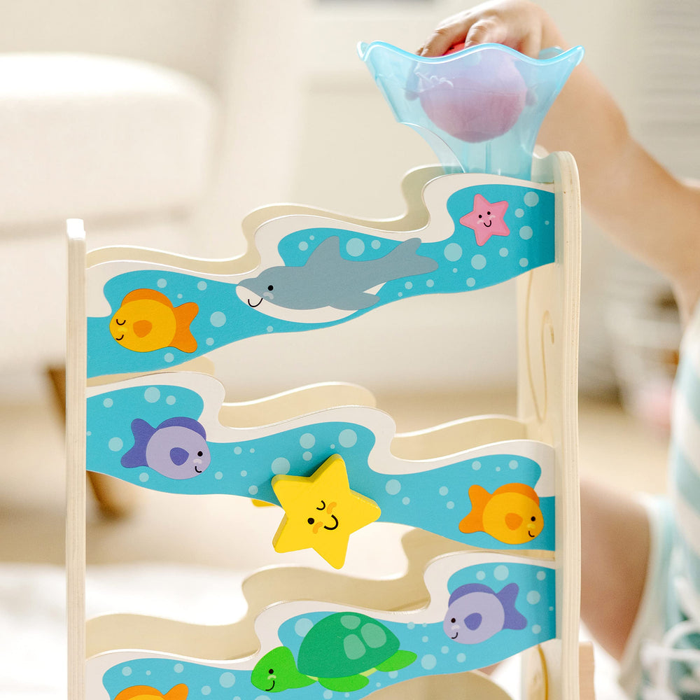 Melissa & Doug comparación de tamaño con mano adulta, dimensiones aptas para bebés