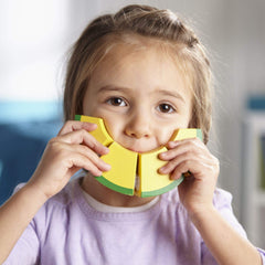 Melissa & Doug niño usando la cuchilla de madera para cortar fruta, fortalece motricidad fina