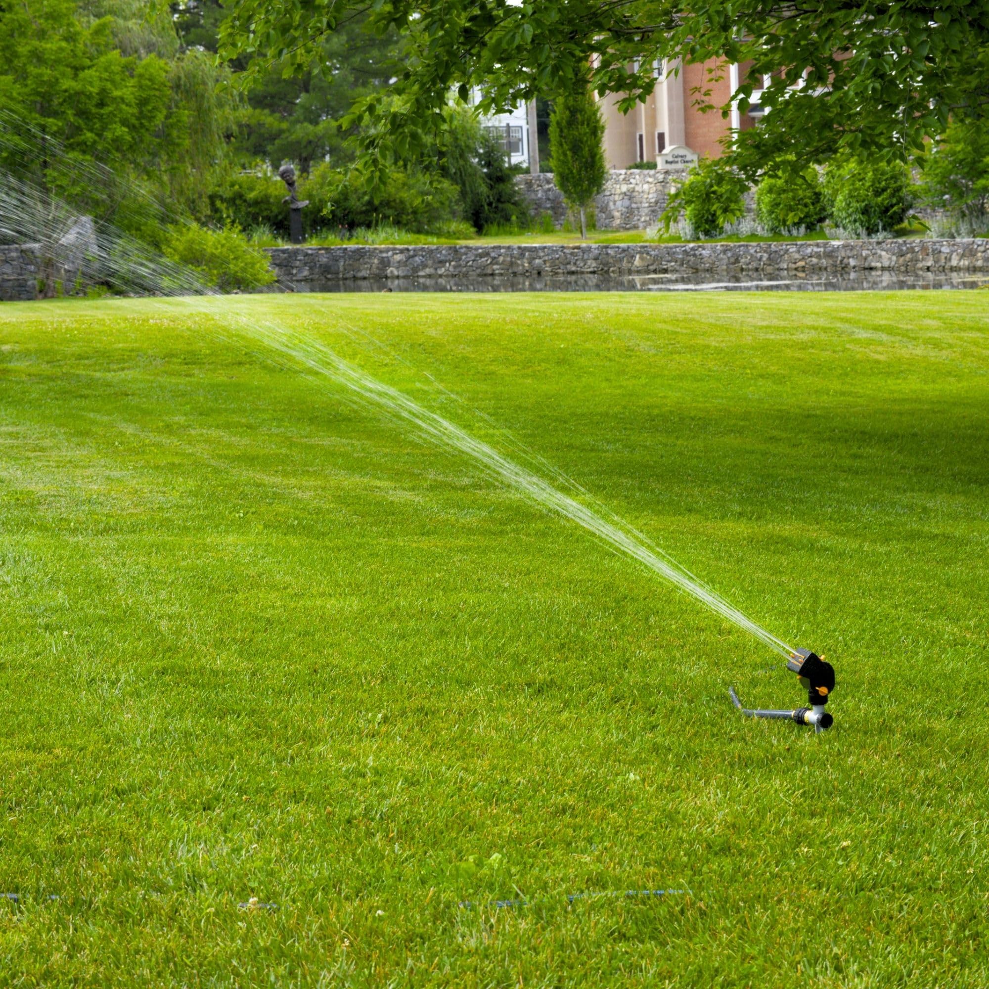 Melnor MiniMax instalado regando césped, demuestra ahorro de agua y ajuste de patrón