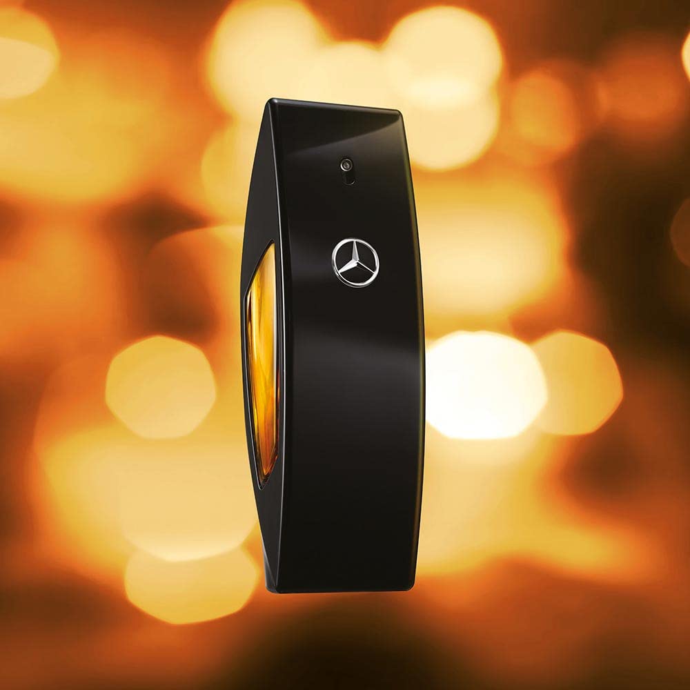 Mercedes Benz Club Black aplicado en el cuello para mayor duración