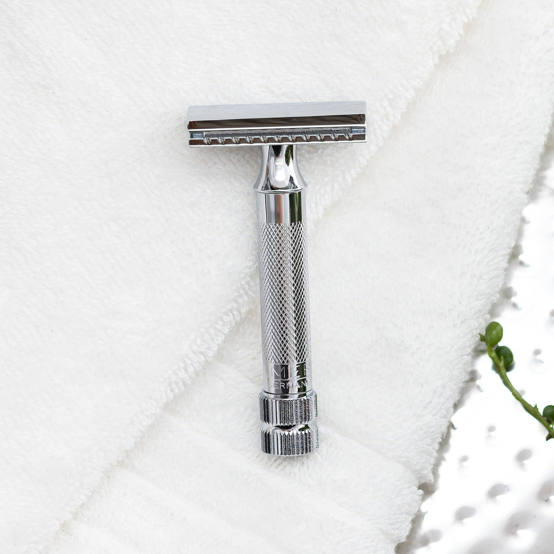 Merkur Mk34c comparación de tamaño que ilustra su mango compacto